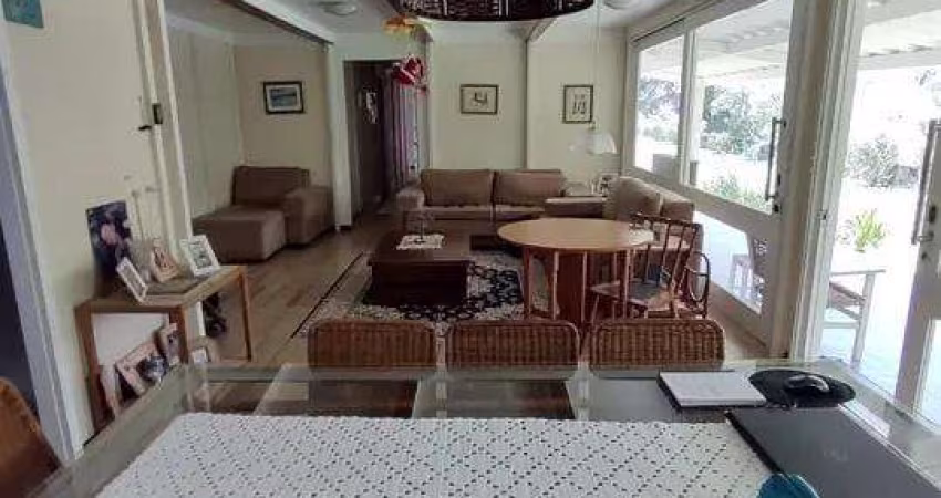 Casa em condomínio com 4 quartos, piscina e infraestrutura incrível em Embu das Artes!
