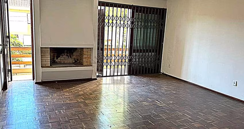 Casa para Venda no bairro Jardim Lindóia em Porto Alegre, 3 quartos sendo 1 suíte, 4 vagas, Semi-Mobiliado, 300 m² de área total, 224 m² privativos,