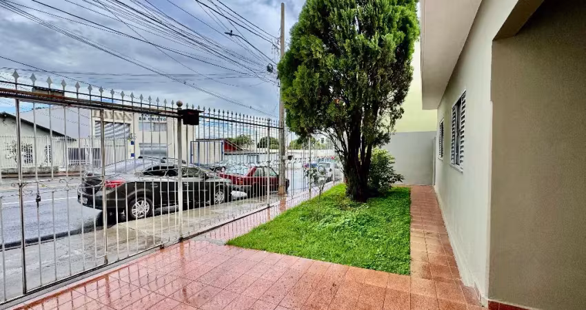Casa de 03 quartos na Av Neolson Freire