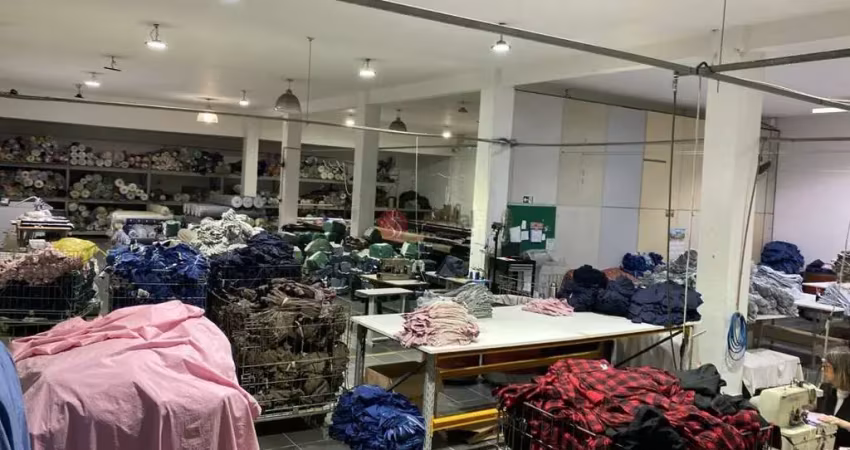 Prédio comercial na Vila Nova York.