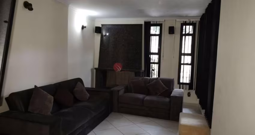 Casa térrea à venda no Cangaíba.