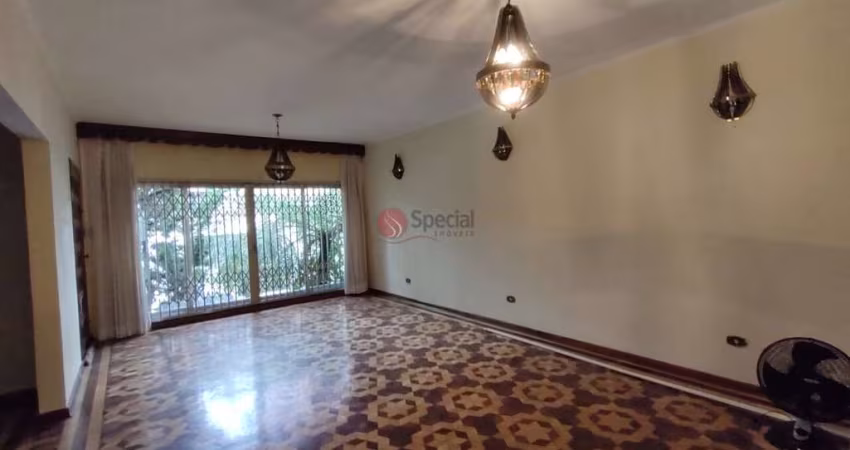 Casa térrea no Jardim Anália Franco, 4 dormitórios, 2 suítes.