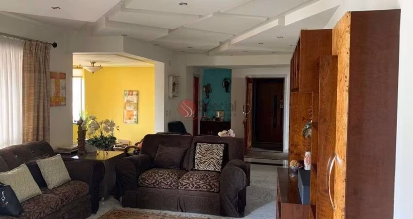 Apto com Varanda Gourmet e 6 Vagas de autos.