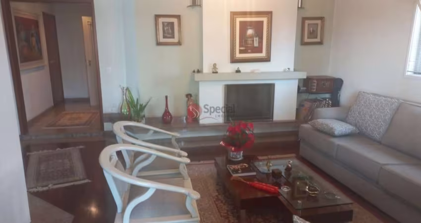 Apartamento no Anália Franco, 1 por andar.