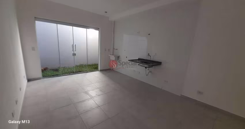 Apartamento na Vila Ema novo, 2 quartos, quintal e sacada.