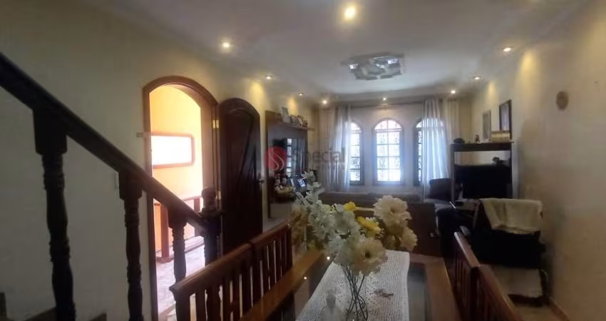Sobrado à venda no Jardim Têxtil, 3 dormitórios, 1 suíte, sala, ampla cozinha , 3 vagas de garagem.