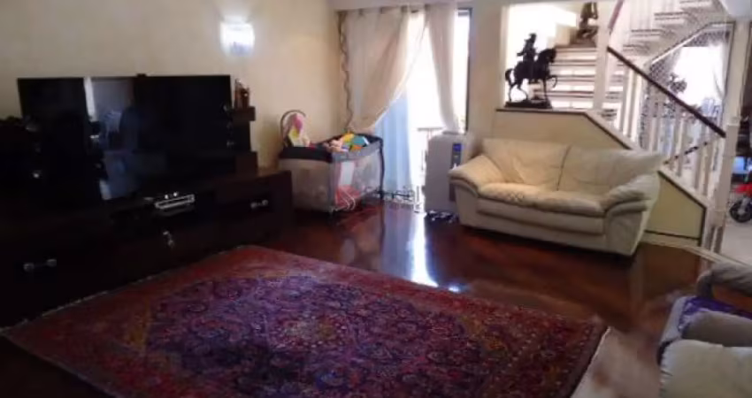 Sobrado alto padrão na Vila Formosa com 3 suítes, piscina, sauna, sala pé direito duplo.