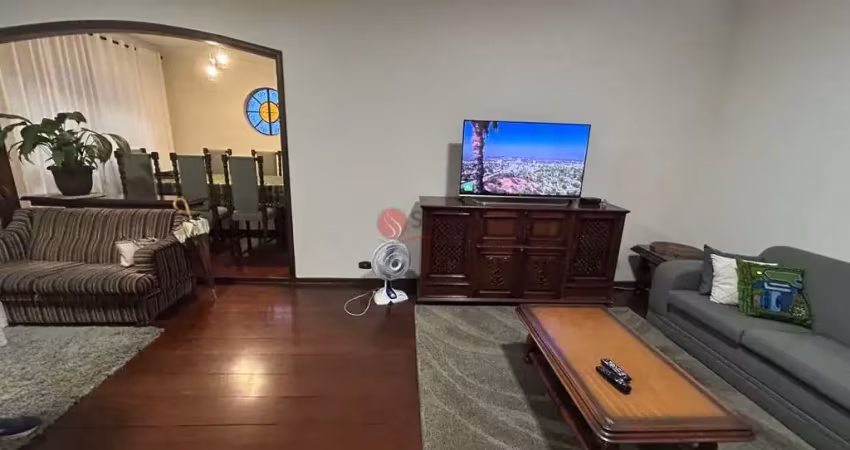 Casa térrea na Vi, 243 metros, 9,70 x 25, 3 dormitórios, 1 suíte, 4 vagas, próximo a Igreja.