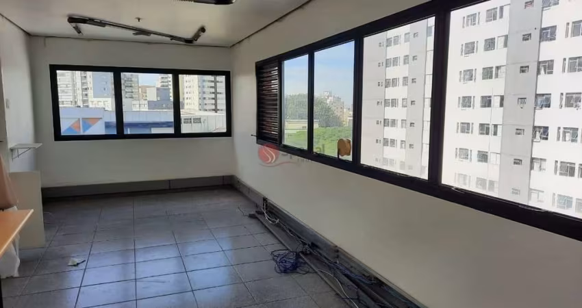 Sala comercial de 30 metros na Liberdade com 1 banheiro, 1 vaga de garagem.