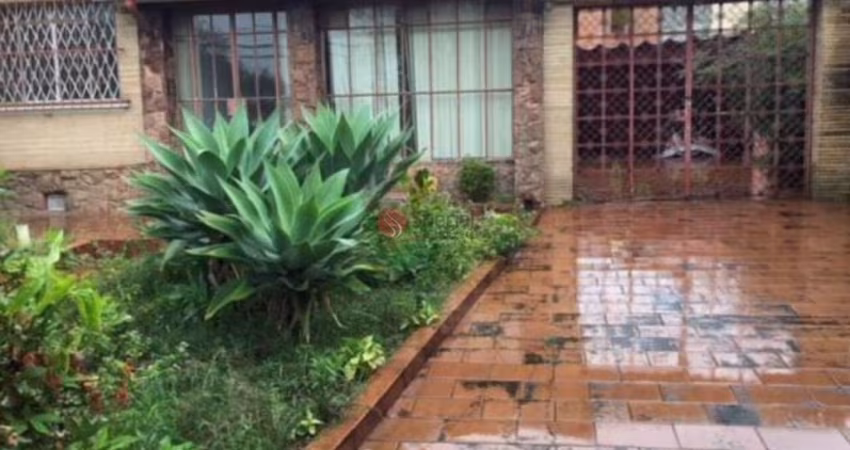 Terreno a venda na Vila Carrão com casa antiga.