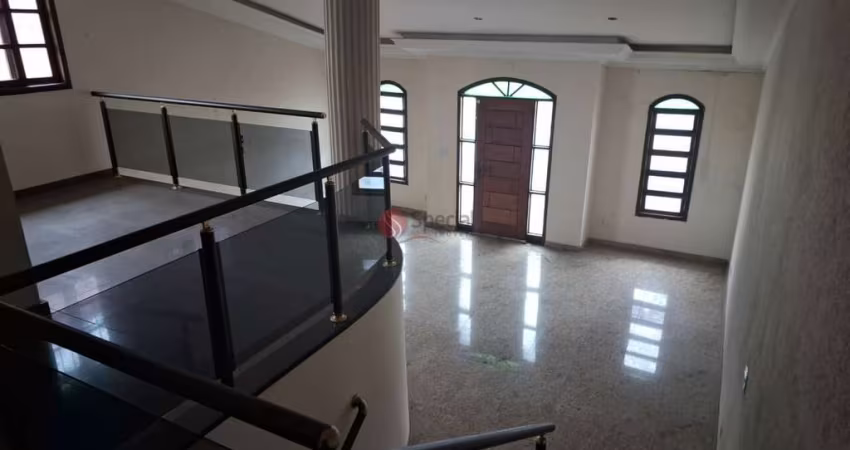 Sobrado na Mooca com 380 metros, 3 suítes, churrasqueira, 4 vagas, entrada lateral