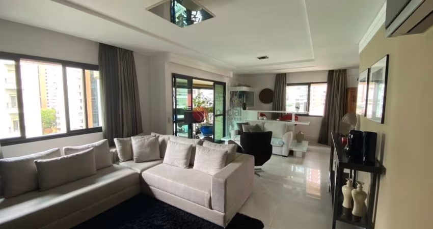 Apartamento no miolo do Tatuapé, mobiliado com 3 suítes e 5 vagas.