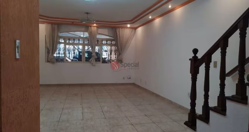 Sobrado próximo ao Parque,  com 266 metros de área construída, 3 quartos, 1 suíte e 2 vagas.
