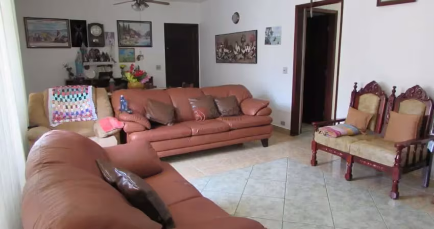 Casa de 360 m²  com 3 dormitórios e edícula na Vila Santa Catarina.