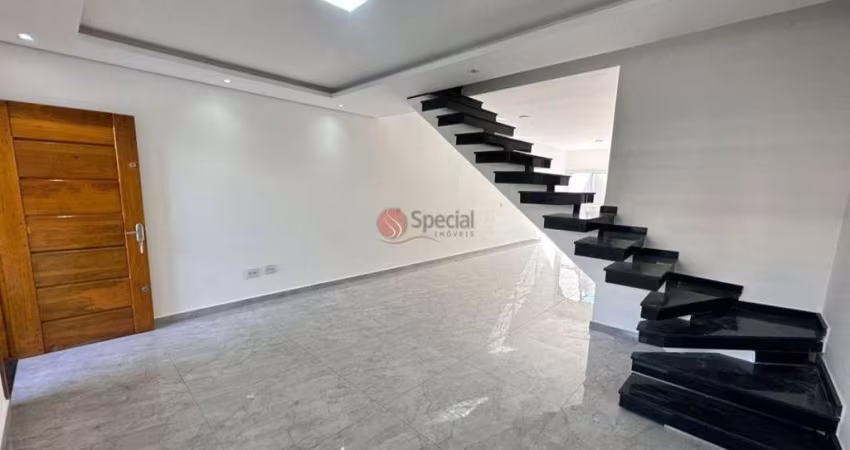 Sobrado no Tatuapé com 3 suítes e 4 vagas de garagem.