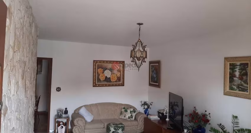 Casa no Jardim Piqueroby com 3 dormitórios, 3 vagas, 1 suíte e entrada lateral.