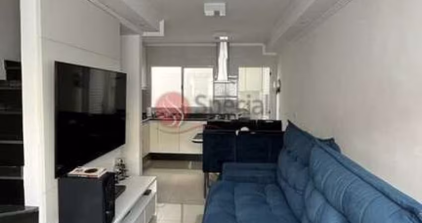 Sobrado de condomínio na Vila Formosa, 3 suítes, espaço gourmet e 2 vagas.