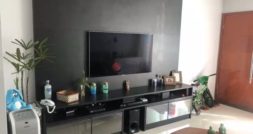 Sobrado  com 3 dormitórios sendo 1 suíte com 2 vagas, lindo.