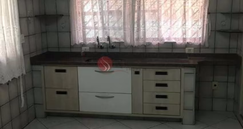 Casa em excelente localização 8 X 25 com 3 quartos e 3 vagas de garagem.