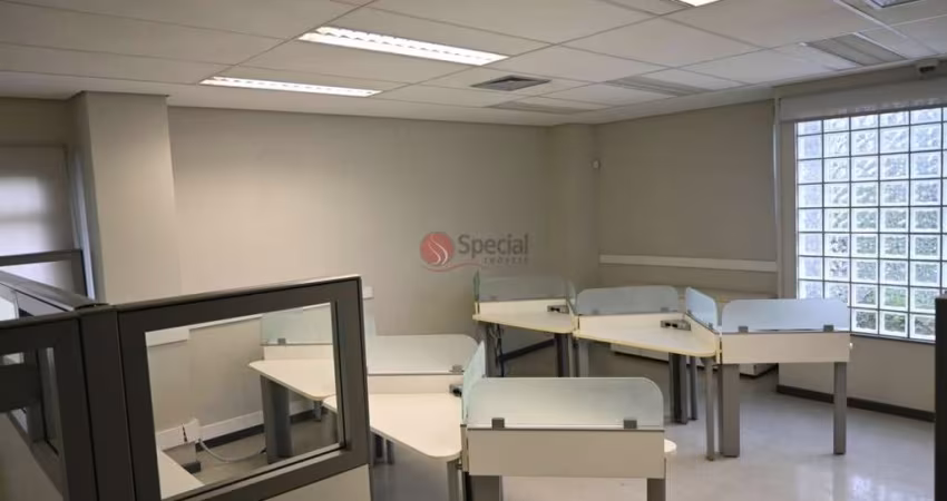 Prédio comercial com estacionamento na melhor localização do Tatuapé.