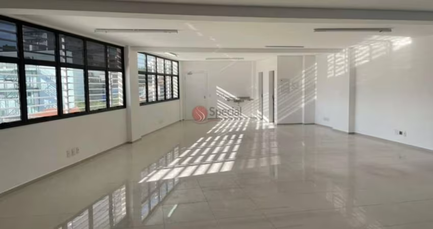 Prédio comercial na Mooca com elevador, ótima localização.