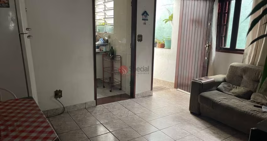 Terreno com 3 casas antigas na Vila Formosa à venda com 185 metros.
