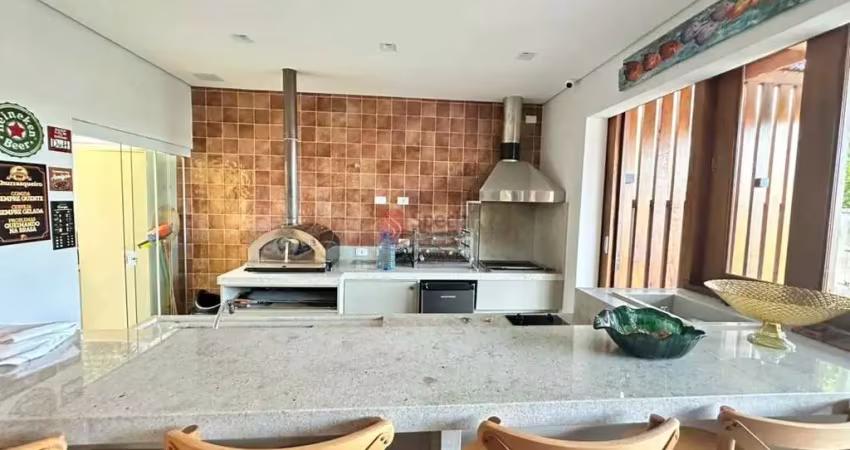 Casa em condomínio com 285 m² de terreno, 3 quartos, 1 suíte e 6 vagas de garagem.