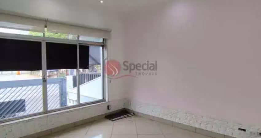 Casa assobradada com 220 metros 6 salas e 7 vagas de garagem.