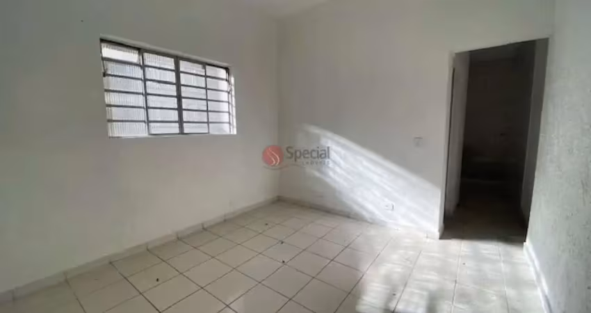 Casa térrea na mooca, com 1 quarto, cozinha e 1 vaga de garagem.