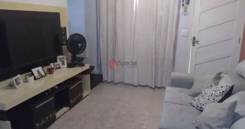 Sobrado em condomínio fechado com 2 quartos e 2 vagas de garagem.