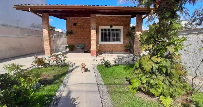 Casa térrea de 2 suites e 6 vagas no centro de ubatuba.