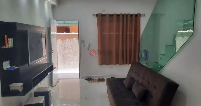 Casa em condomínio mobiliada , a poucos metros da praia.