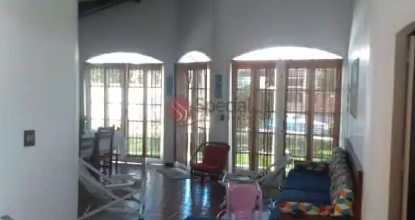 Casa térrea em peruibe 563 metros, 3 suítes, piscina, churrasqueira, próximo a hotel mirante.