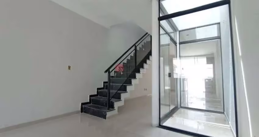 Sobrado à venda, moderno, espaçoso e bem localizado na vila alpina.