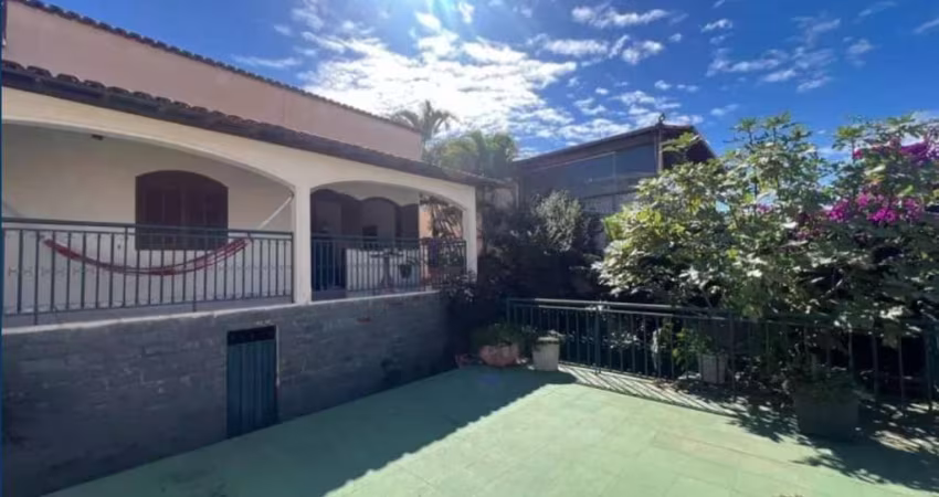 Casa com 3 Quartos e 2 banheiros à Venda, 360 m² por R$ 730.000