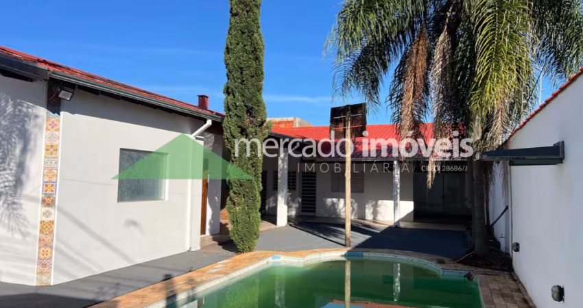Casa com piscina no Jardim Noemia