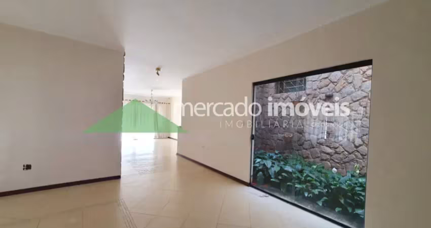 Aluga-se casa térrea com 4 suítes e piscina, no residencial paraíso