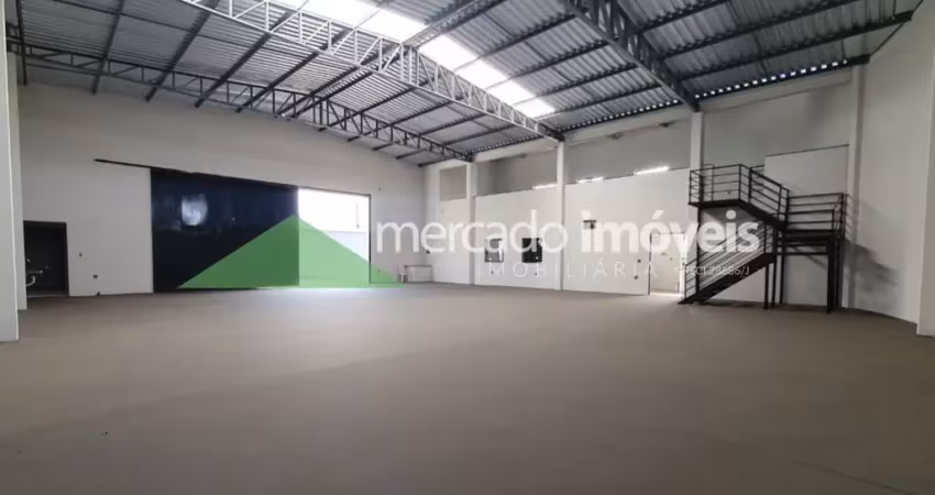 Aluga - se barracão com grande área, salas de escritórios, ótima localização no distrito industrial, jardim zelinda