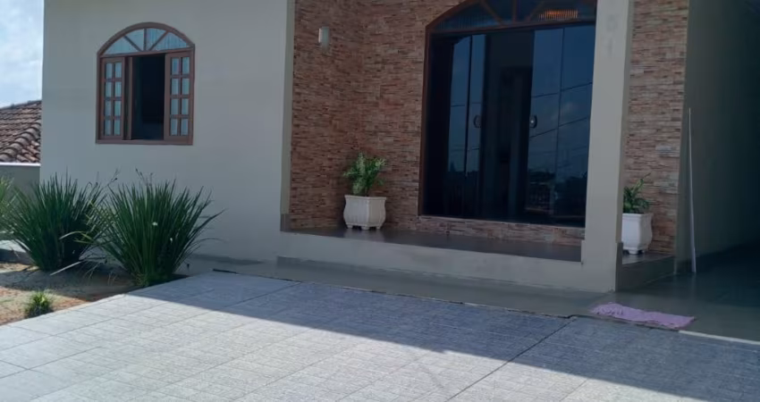 Casa com Piscina no Bairro Boehmerwald