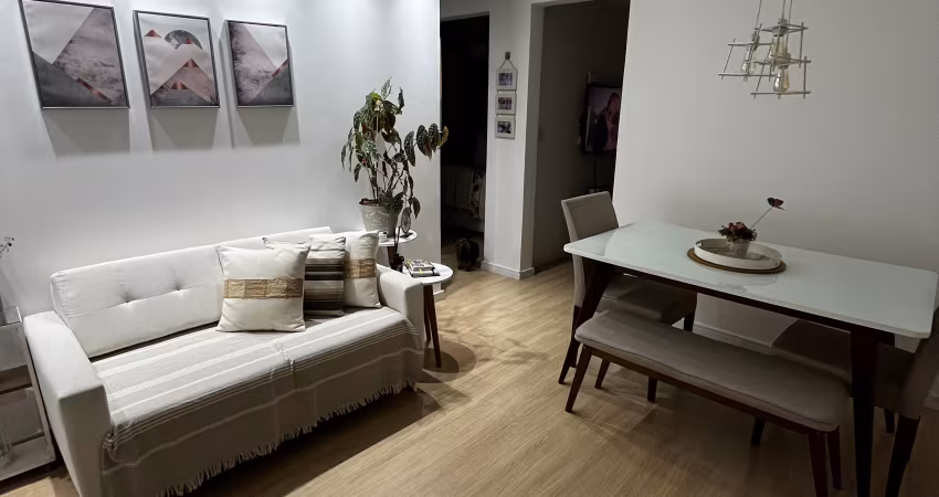 O apartamento é lindo, com um acabamento impecável e móveis planejados.