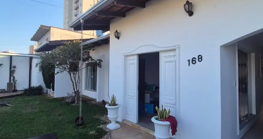 Casa no centro de itajaí, com piscina, edícula e área de festas!