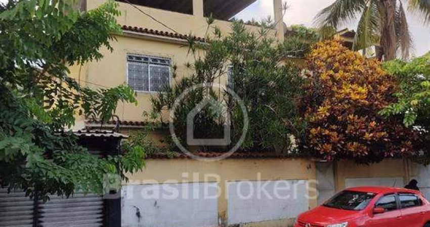 Ótima casa em Cascadura, frente de rua