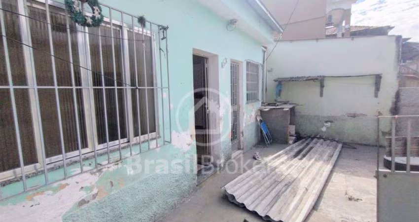 OLARIA – Terreno com 170m² e duas casas!