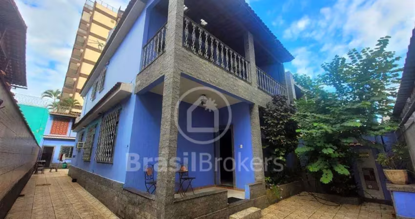 Magnífica casa de vila duplex, quintal, 4 quartos, suíte, varanda e dependências completas