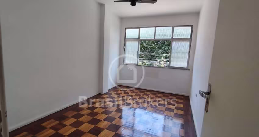 Excelente apt de 2 quartos e dependência completa.