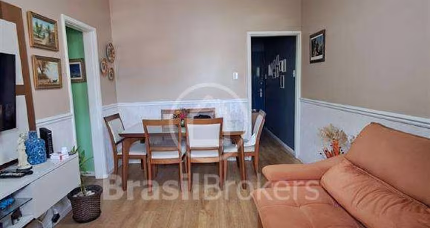 Belíssimo apartamento, espaçoso , totalmente reformada no Cachambi.