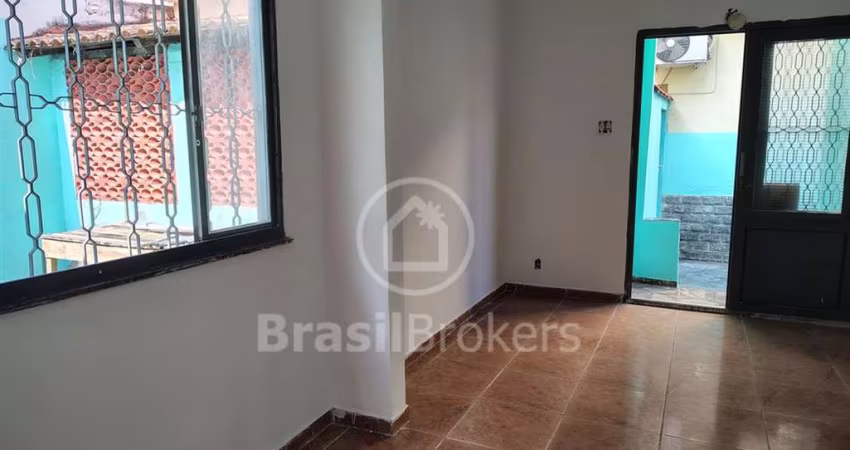 Excelente Casa 02 Quartos Duplex com Quintal - Madureira