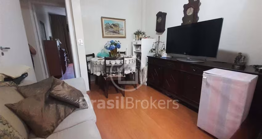Apartamento amplo com 3 quartos 1 dependência (garagem elevador portaria) na Venceslau no Méier