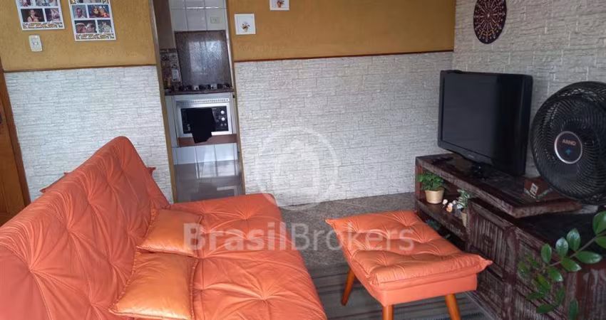 Apartamento todo reformado com vaga, de frente, com 2 quartos.