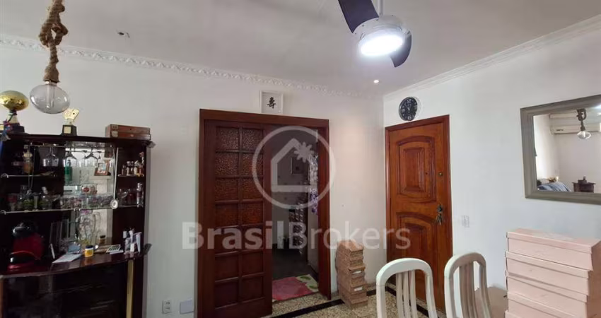 Apartamento no Méier com 2 quartos e dependência próximo Dias Cruz